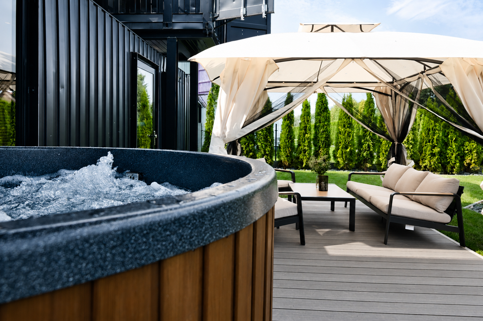Scandi Box Family Jacuzzi & Garden | 4+2 Guests Scandi Box Family Jacuzzi & Garden | 4+2 Guests